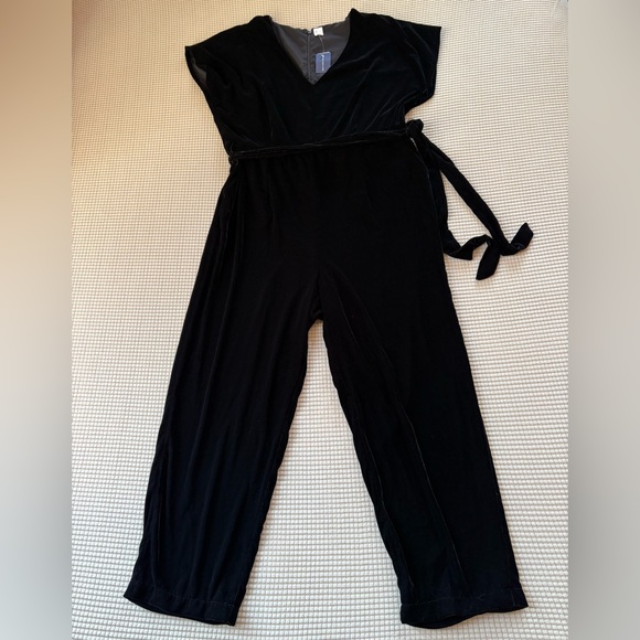 NWT GAP Womens Black Velvet Jumpsuit V-Neck Short Sleeve Goth Holiday Classic 16 - Picture 1 of 16